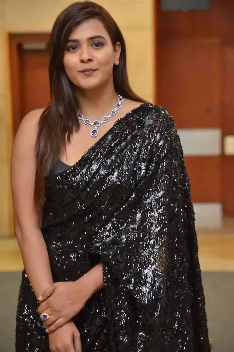 INDIAN ACTRESS HEBAH PATEL STILLS IN TRADITIONAL BLACK SAREE 8